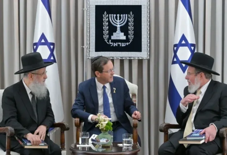 "הקשב לרחשי העם": הרבנים הראשיים מצטרפים לקריאה לחון את הנגד א' "הקשב לרחשי העם": הרבנים הראשיים מצטרפים לקריאה לחון את הנגד א'