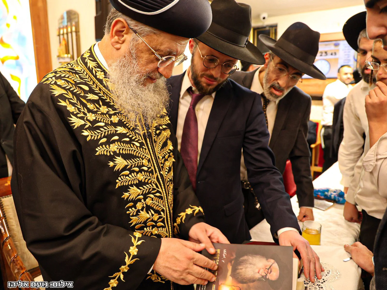 מרן הראשון לציון הרב דוד יוסף שליט"א מתרגש מהספר 'שר ההתמדה' – מחווה מיוחדת לדמותו של רבי עמרם אזולאי זצוק"ל