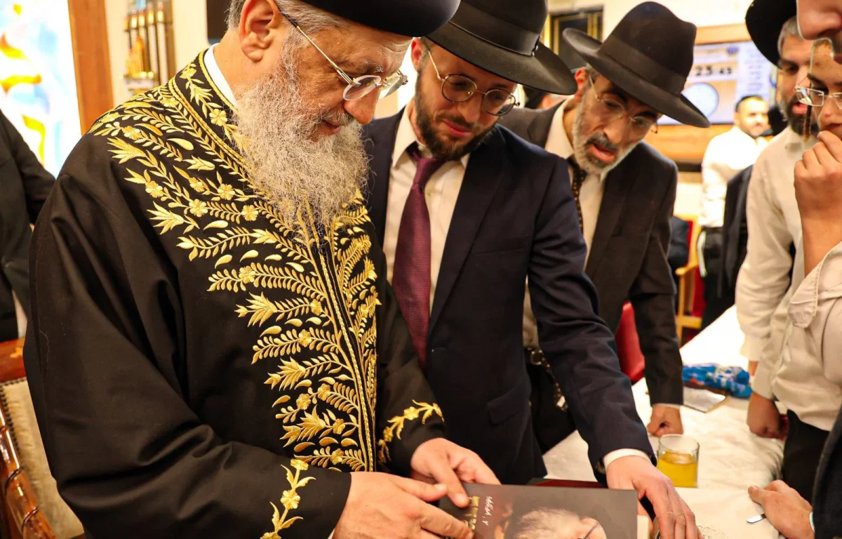 מרן הראשון לציון הרב דוד יוסף שליט"א מתרגש מהספר 'שר ההתמדה' &ndash; מחווה מיוחדת לדמותו של רבי עמרם אזולאי זצוק"ל