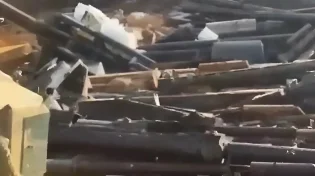 תיעוד חריג: תושבים סורים מסגירים כמויות אמל"ח ללוחמי צה"ל