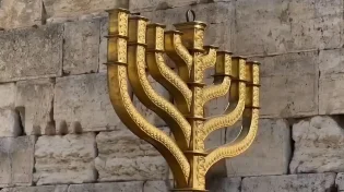 החנוכייה המסורתית הוצבה ברחבת הכותל