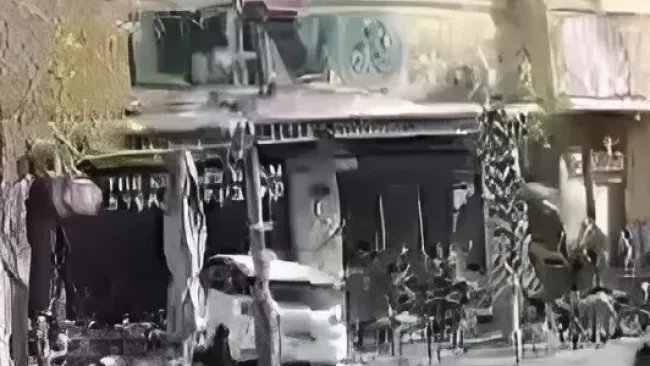 בהלה דוהרת ברחוב יפו: מונית צולמה נוסעת לעבר קהל במסגרת תכנית מבוימת