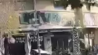 בהלה דוהרת ברחוב יפו: מונית צולמה נוסעת לעבר קהל במסגרת תכנית מבוימת