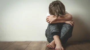 איך מזהים סימני חרדה ומתח אצל ילדים קטנים?
