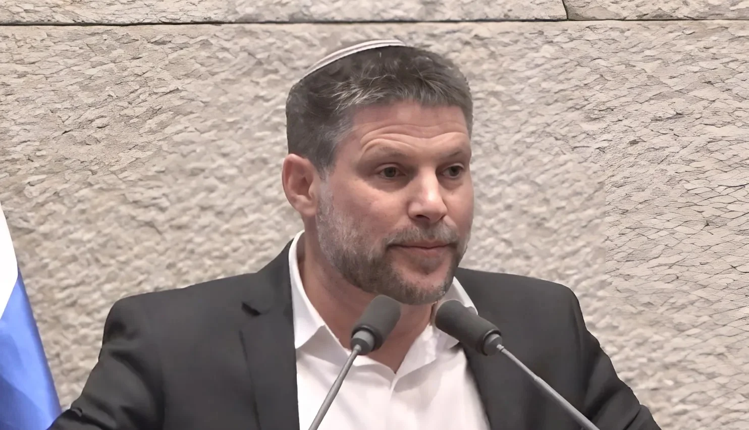 סמוטריץ' מתייצב לצד משפחות החטופים: "לא לעסקה חלקית שתפקיר את הנותרים"