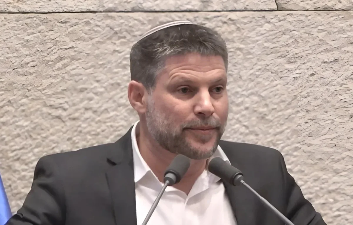 סמוטריץ' מתייצב לצד משפחות החטופים: "לא לעסקה חלקית שתפקיר את הנותרים"