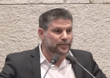 סמוטריץ' מתייצב לצד משפחות החטופים: "לא לעסקה חלקית שתפקיר את הנותרים"