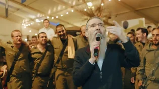 חיזוק ואמונה בצליל ובניגון: אברהם פריד במסע מוזיקלי של תקווה