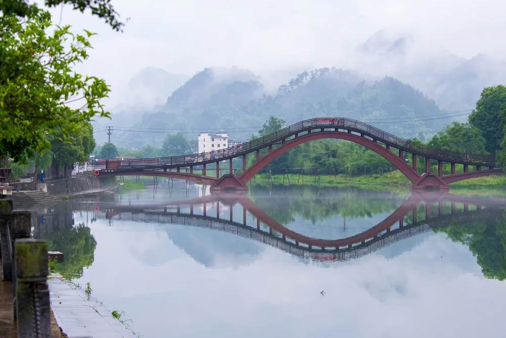 גשר שנעלם בלילה: התגלית המפתיעה בשוק הגרוטאות בסין