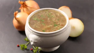 מתכון למרק בצל עשיר ללא גבינה עם תוספת קרוטוני שום ועשבי תיבול