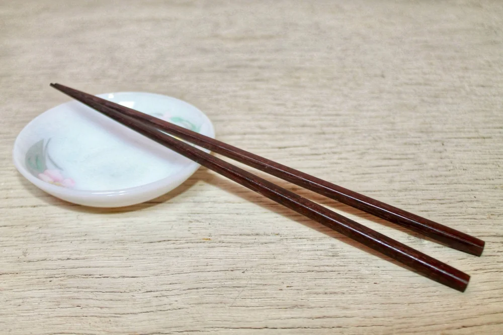 האם יש להטביל כלי עץ המשמשים לאכילה? הרב אברהם ישעיהו בן חמו משיב על השאלה 