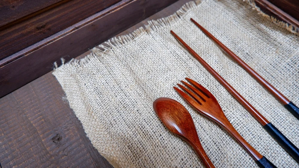 האם כלי במבוק המשמשים לאכילה דורשים טבילה?  הרב אברהם ישעיהו בן חמו משיב על השאלה