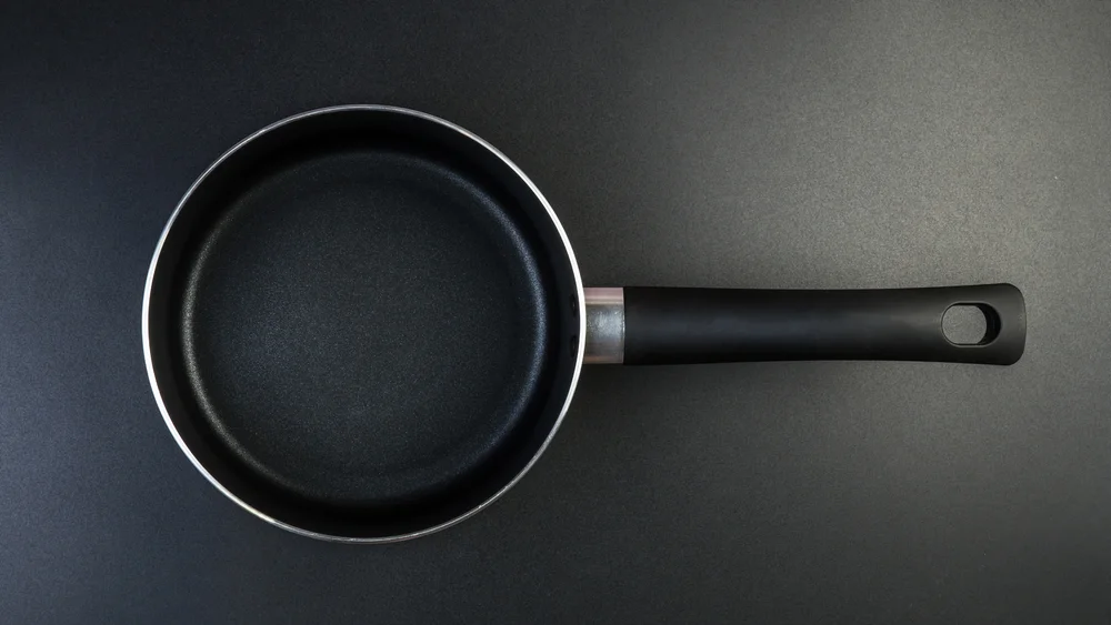 האם יש להטביל כלי טפלון? הרב אברהם ישעיהו בן חמו משיב על השאלה 