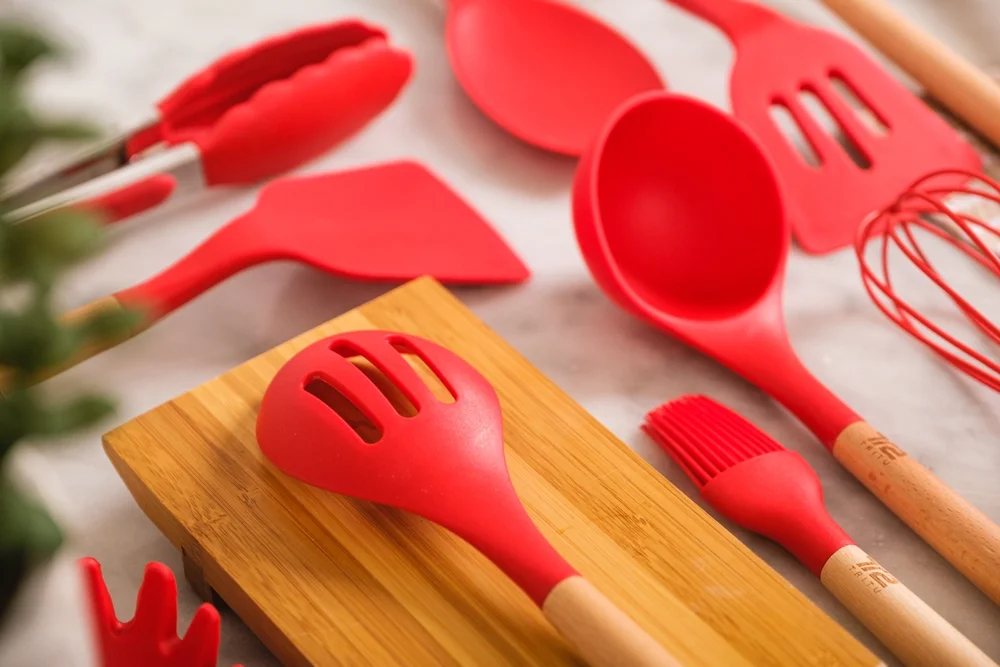 האם כלי סיליקון המשמשים לאפייה דורשים טבילה?  הרב אברהם ישעיהו בן חמו משיב על השאלה 