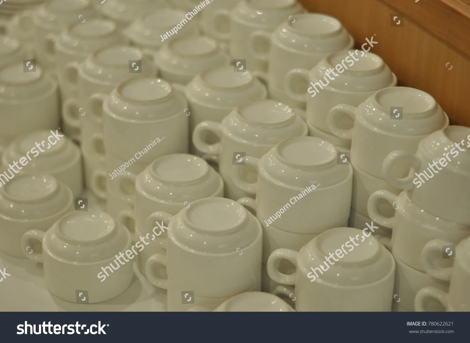 האם יש להטביל כלי פורצלן עם ציפוי זכוכית? הרב אברהם ישעיהו בן חמו משיב על השאלה האם יש להטביל כלי פורצלן עם ציפוי זכוכית? הרב אברהם ישעיהו בן חמו משיב על השאלה