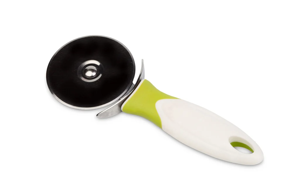 האם יש להטביל כלי מתכת עם חלקי פלסטיק? הרב אברהם ישעיהו בן חמו משיב על השאלה