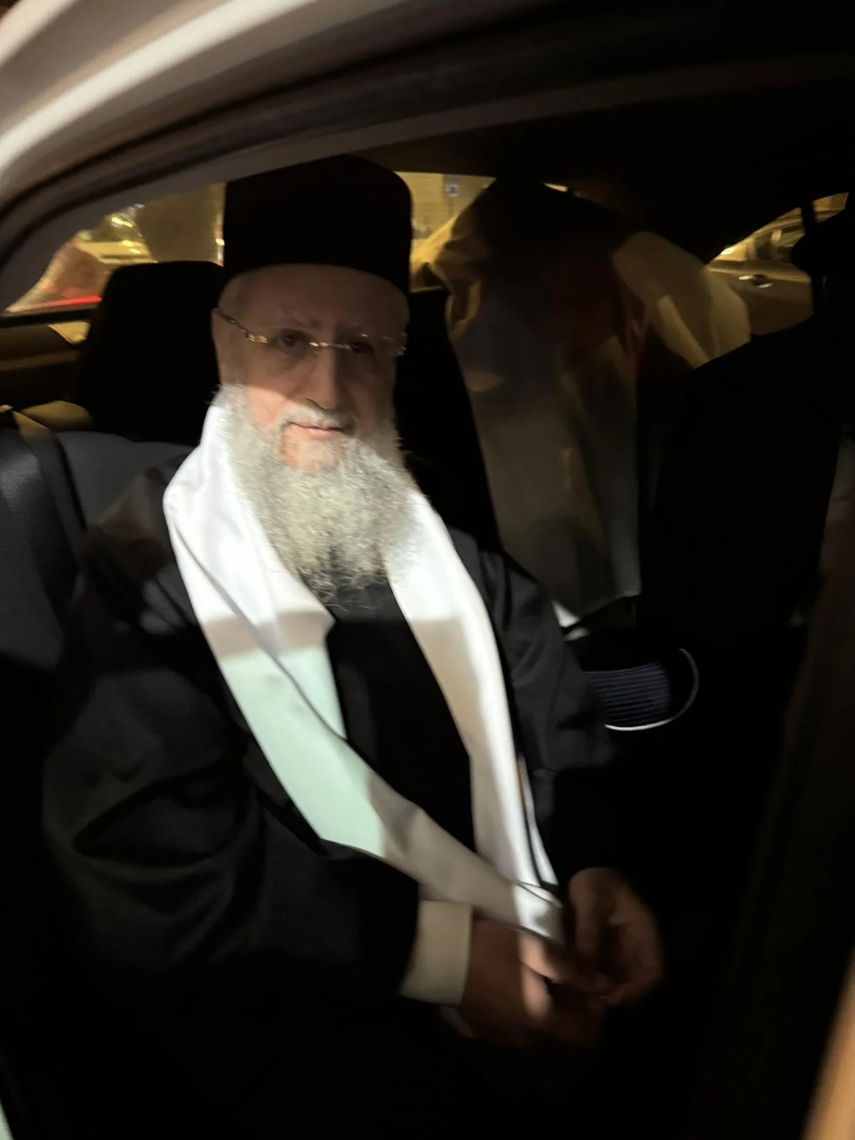 מרן הראשון לציון בגלימת חכמי מרוקו. (צילום: באדיבות המצלם) מרן הראשון לציון בגלימת חכמי מרוקו. (צילום: באדיבות המצלם)