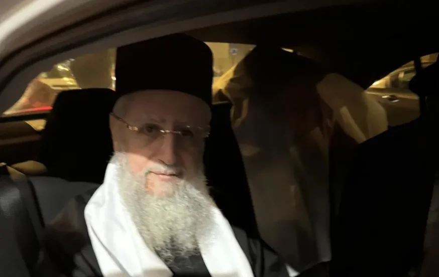מרן הראשון לציון בגלימת חכמי מרוקו. (צילום: באדיבות המצלם) מרן הראשון לציון בגלימת חכמי מרוקו. (צילום: באדיבות המצלם)