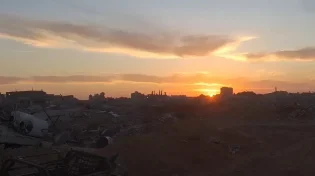 זריחה בציר נצרים: רגע של שלווה על רקע הריסות עזה