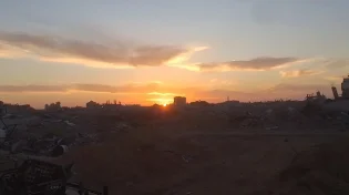 זריחה בציר נצרים: רגע של שלווה על רקע הריסות עזה