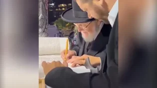 הרב לאו כותב אות ספר תורה בכיכר החטופים: לזכר אוריאל ברוך הי"ד