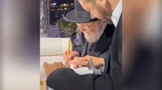 הרב לאו כותב אות ספר תורה בכיכר החטופים: לזכר אוריאל ברוך הי"ד