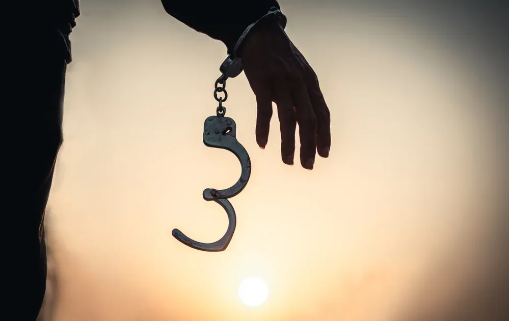 הדרכה מעשית לחיי נישואין: איך משתחררים מהאזיקים של בין בני זוג?