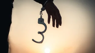 הדרכה מעשית לחיי נישואין: איך משתחררים מהאזיקים של בין בני זוג?