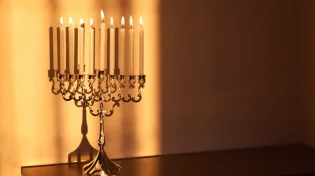 בזמן הדלקת נרות חנוכה הם נוסעים לחגיגה משפחתית. מה יעשו?