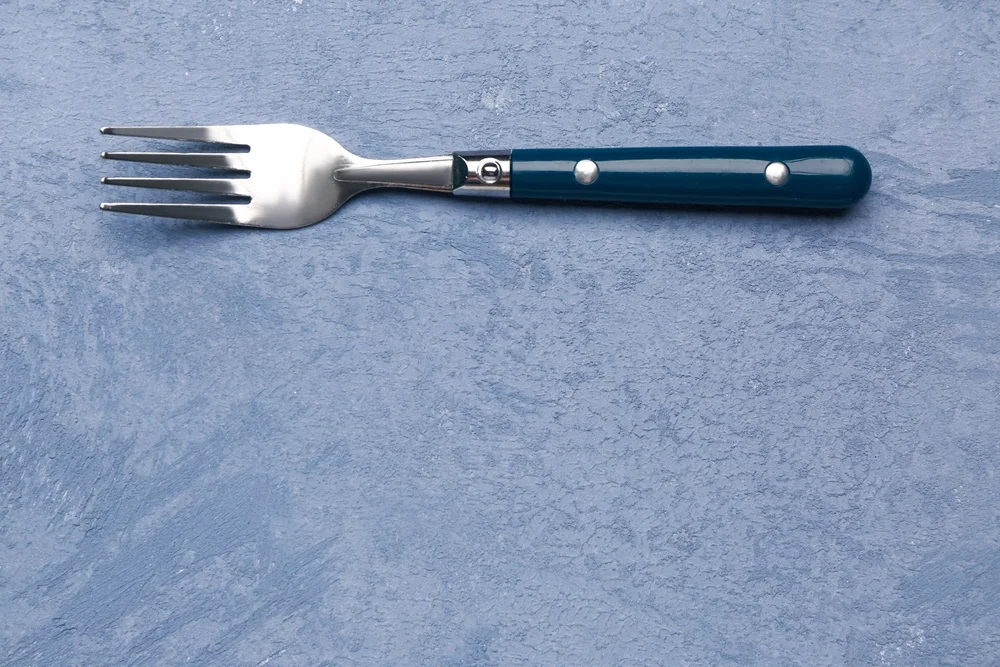 האם יש להטביל כלי מתכת עם ידיות פלסטיק? הרב אברהם ישעיהו בן חמו משיב על השאלה האם יש להטביל כלי מתכת עם ידיות פלסטיק? הרב אברהם ישעיהו בן חמו משיב על השאלה