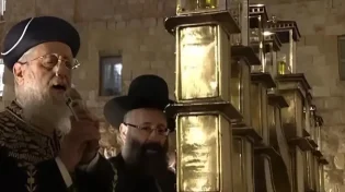 רגע היסטורי: הראשון לציון מדליק נרות חנוכה בכותל