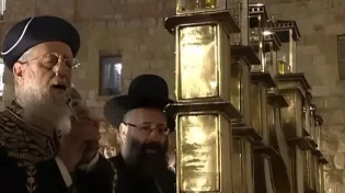  רגע היסטורי: הראשון לציון מדליק נרות חנוכה בכותל 