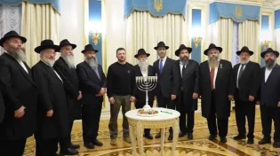 חנוכיה מזהב וכמות אורחים מצומצמת בגלל המצב הביטחוני: הנשיא זלנסקי הדליק עם רבני אוקראינה