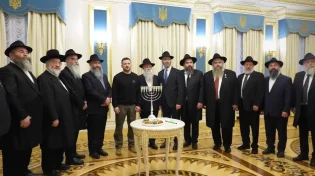 חנוכיה מזהב וכמות אורחים מצומצמת בגלל המצב הביטחוני: הנשיא זלנסקי הדליק עם רבני אוקראינה