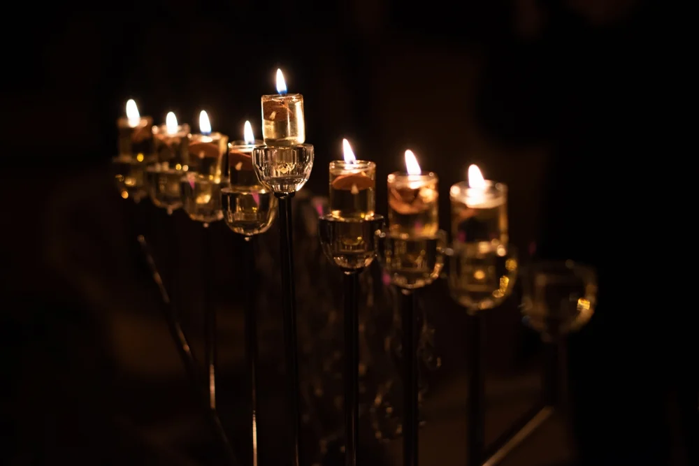 הלכות חנוכה: המדריך השלם להדלקת נרות והנהגות החג