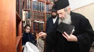 גדולי ישראל בהדלקת נר ראשון. תיעוד מתוך הקודש פנימה