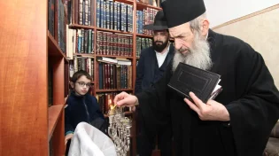 גדולי ישראל בהדלקת נר ראשון. תיעוד מתוך הקודש פנימה
