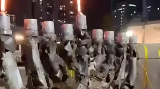 תקווה מתוך שברים: חנוכייה מכיכר החטופים מרגשת את המדינה