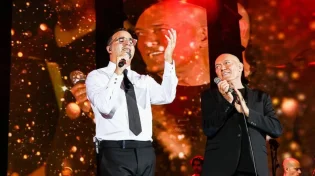 יעקב שוואקי בדואט משותף עם שלומי שבת - "הנר דולק"