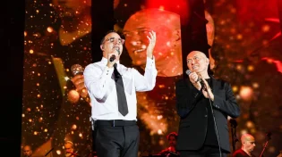 יעקב שוואקי בדואט משותף עם שלומי שבת - "הנר דולק" 