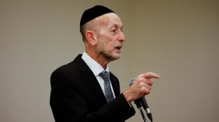אורי מקלב בטקס לניצולי שואה: "עם המסירות הזאת נמשיך לחיות כאן בישראל"