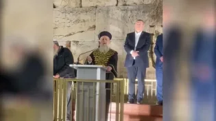 מרן הגר"ד יוסף מחזק את משפחות החטופים בדברי אמונה בכותל