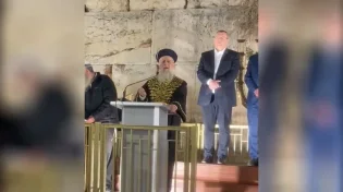 מרן הגר"ד יוסף מחזק את משפחות החטופים בדברי אמונה בכותל