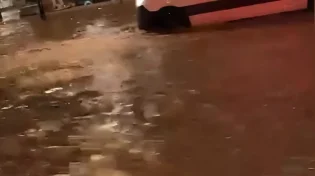 נתניה: המשטרה חילצה אדם שנתקע עם רכבו בעקבות ההצפות