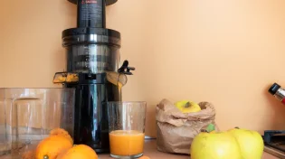 איך בוחרים מסחטת מיץ טובה, שתשמור על הערך התזונתי?