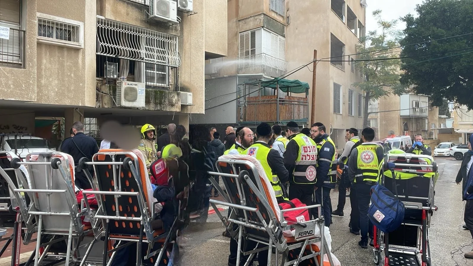 שריפה בבניין מגורים בבני ברק: תינוק נפגע קשה מכוויות