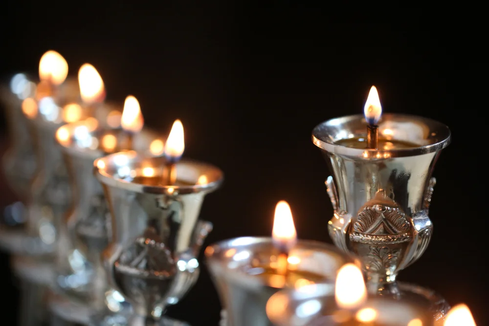 שלום בית מול נרות החנוכה: האור שבלב ובזוגיות