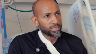"תודה שהצלתם את חיי": הלוחם שנפצע אנוש בלבנון חזר להדליק נרות במרכז הרפואי זיו