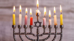 רבה של רוסיה העניק אור: ביקור מרגש בכלא הרוסי העתיק בעולם