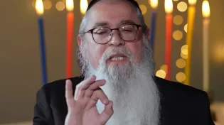 חשיפה מרעישה: המקובל הרב יוסף ביטון חושף את סוד נר שמיני של חנוכה